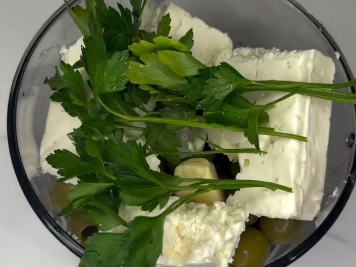 🫒 Pasta de Azeitona Intensa com Ricota (10 Minutos) pate de azeitona ingredientes no triturador