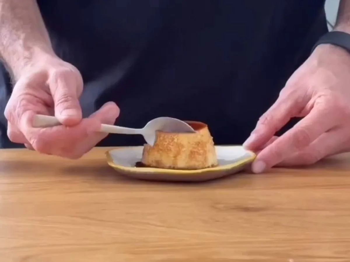 pudim de airfryer sendo cortado
