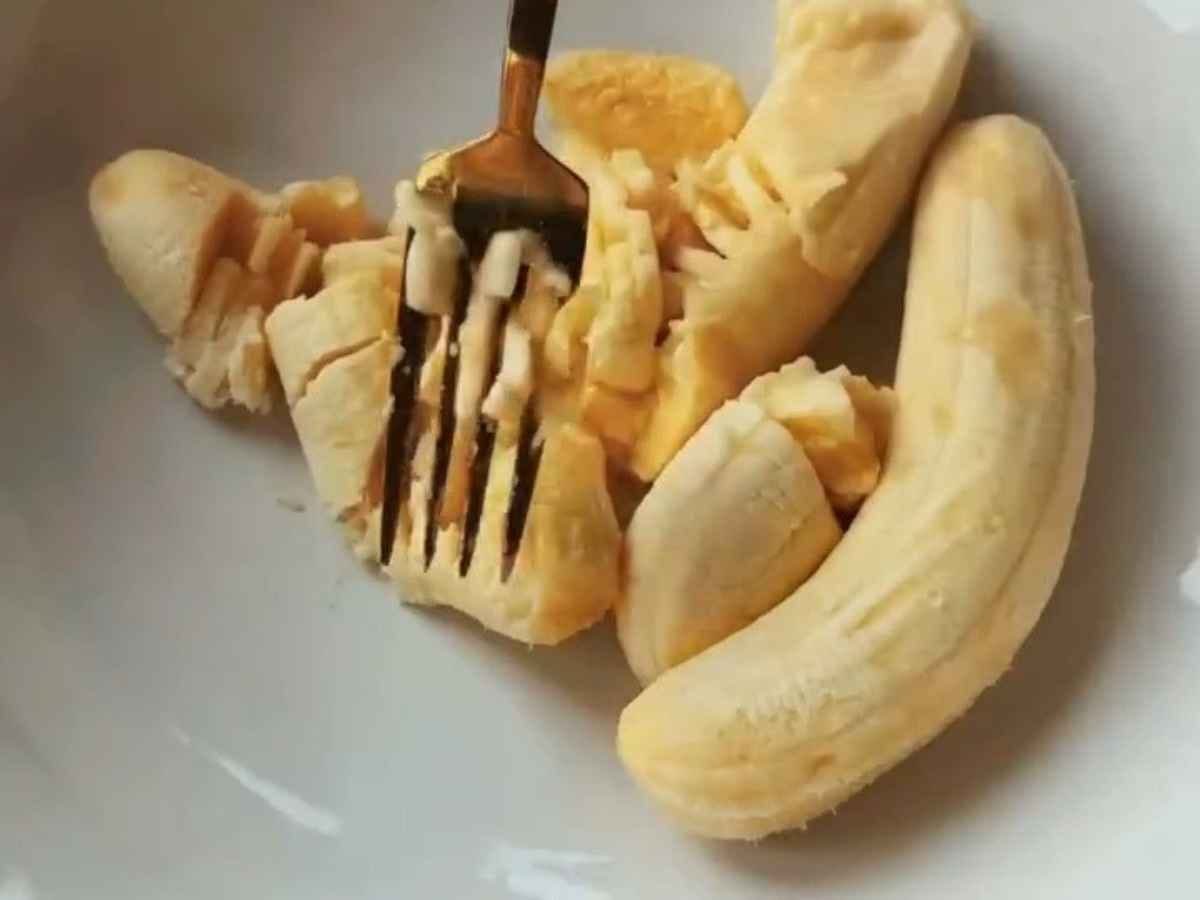 Bolinhos de Banana com 3 Ingredientes (Fáceis e Econômicos) esmagando banana