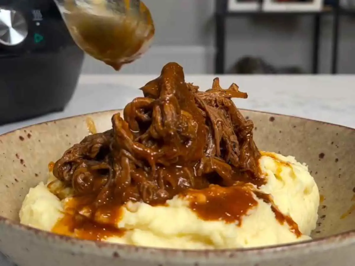 Carne de Panela Desfiada: O segredo do molho aveludado que vai transformar o seu almoço de domingo! Carne de Panela Desfiada com Peito Bovino