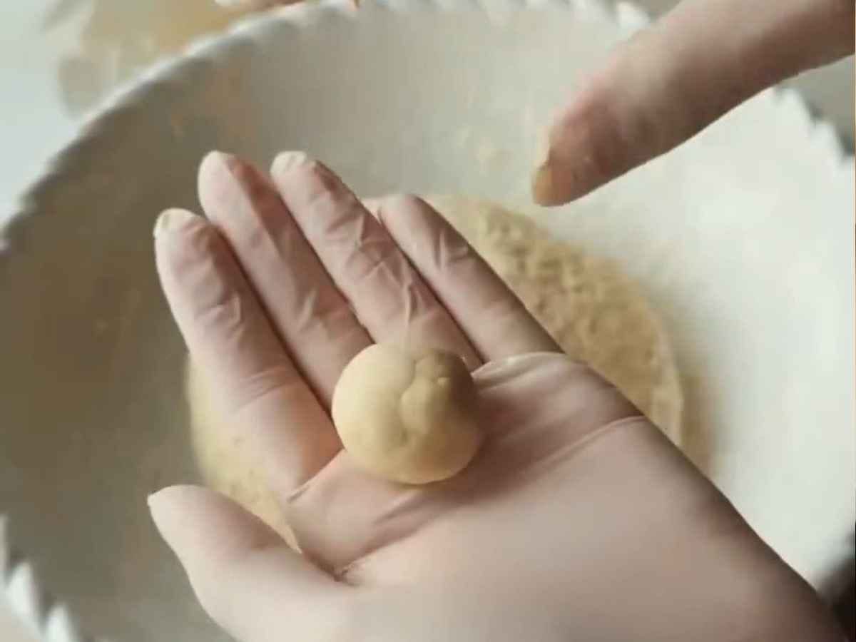Bolinhos de Banana com 3 Ingredientes (Fáceis e Econômicos) fazendo bolinha com a massa