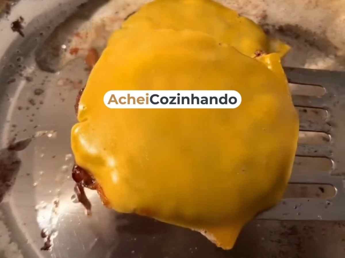 Hambúrguer Fit Sem Pão: A técnica definitiva para um lanche suculento que não desmorona! hamburguer com queijo
