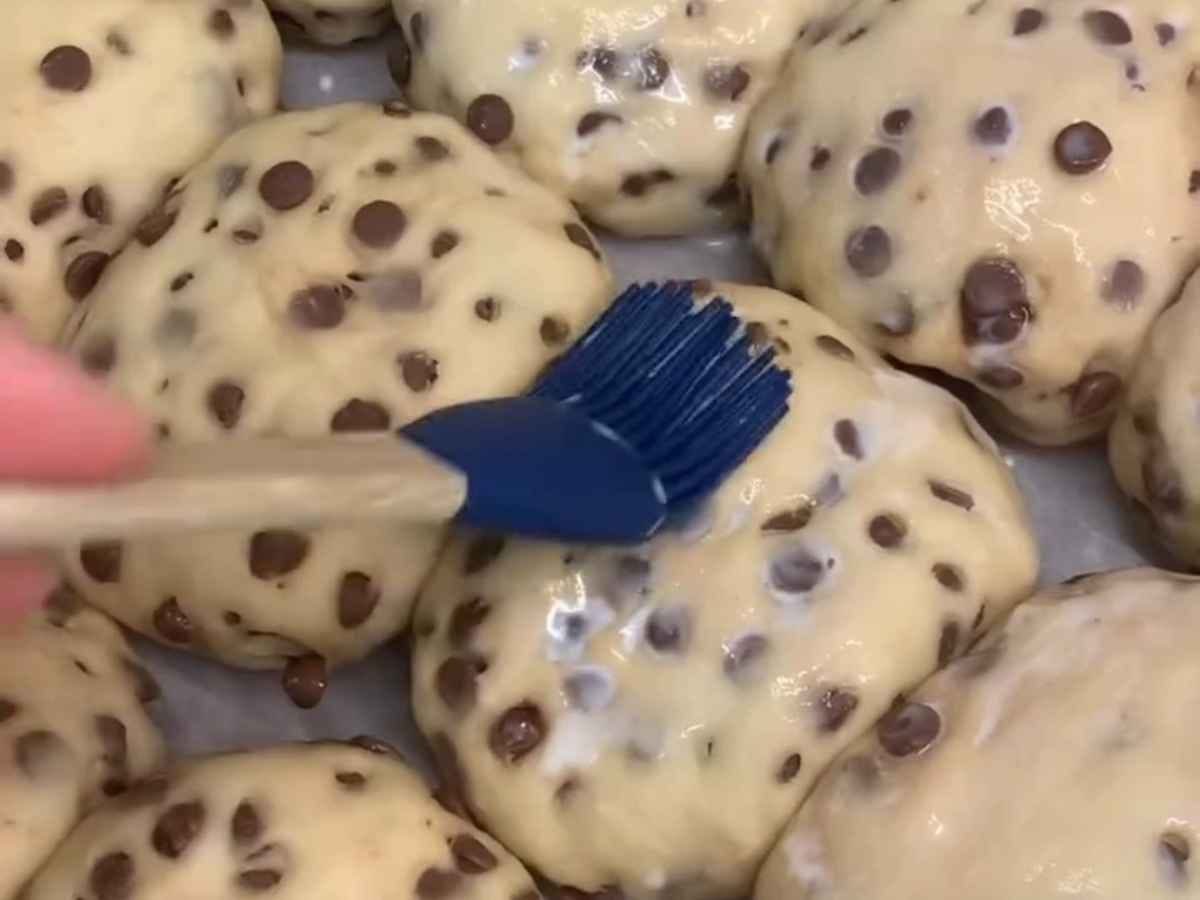 Pãezinhos Doces com Gotas de Chocolate: O Segredo da Massa Turca Irresistível #46 dando uma pintada com leite nos paezinhos