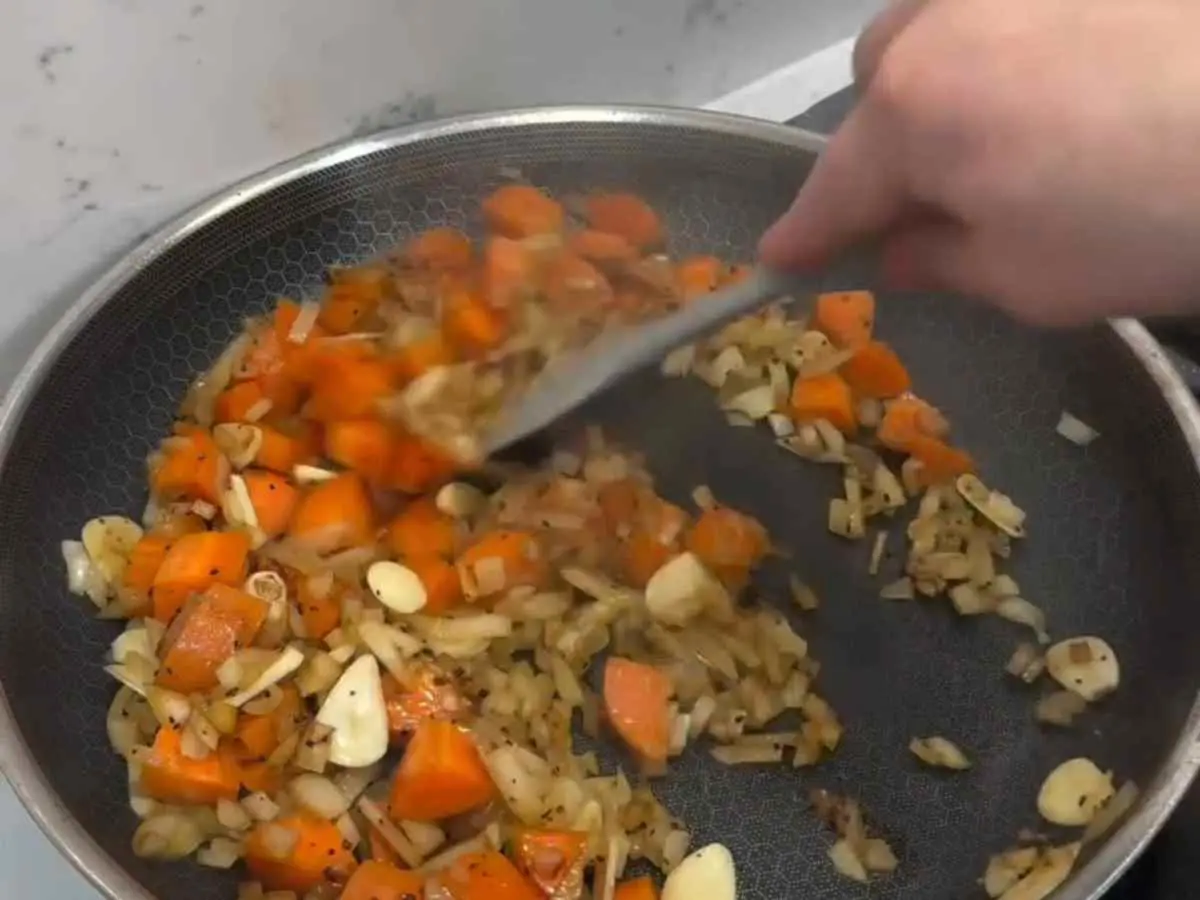 Carne de Panela Desfiada: O segredo do molho aveludado que vai transformar o seu almoço de domingo! Carne de Panela Desfiada com Peito Bovino