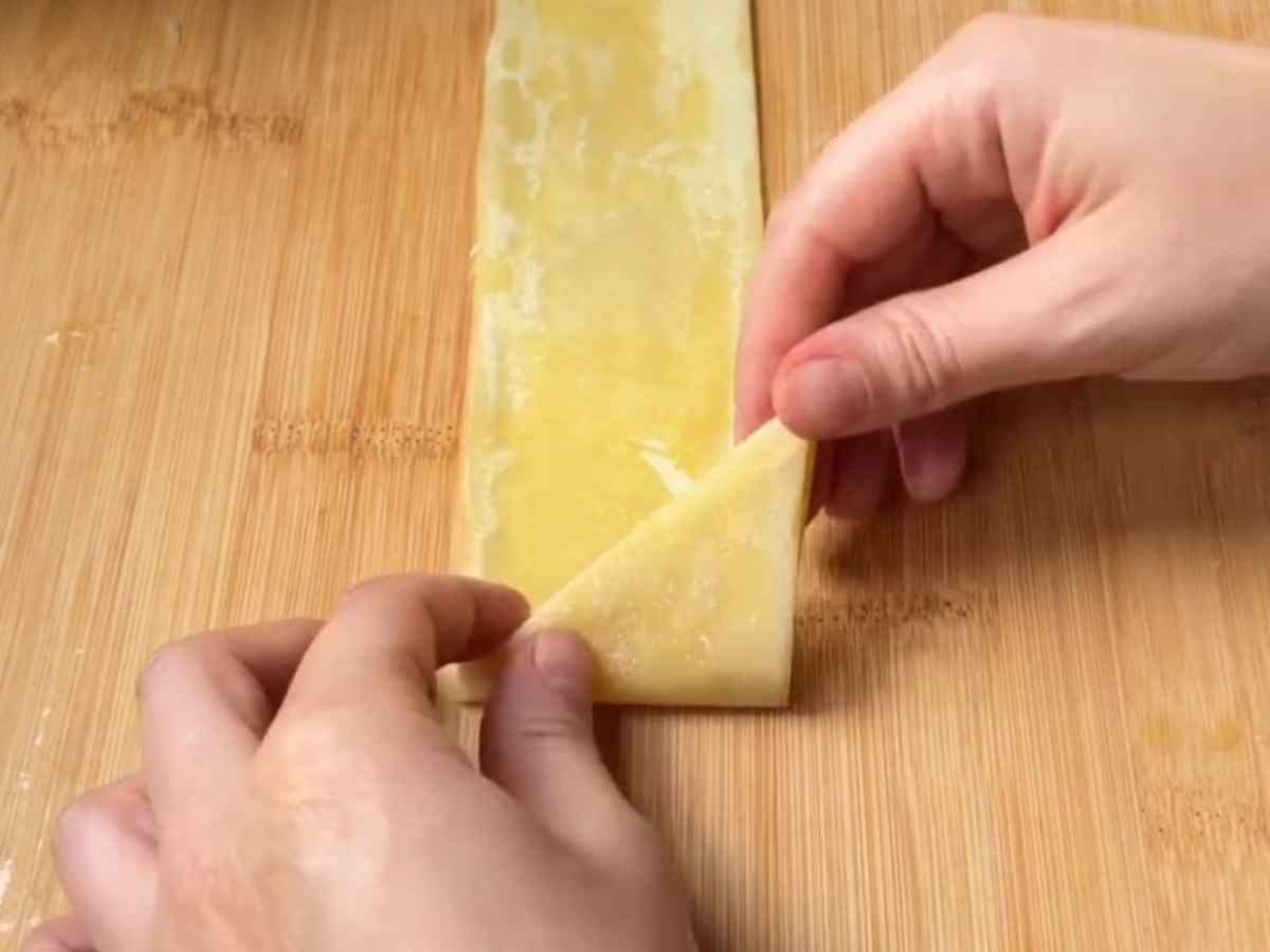 O segredo da Sobremesa Turca que derrete na boca: Você nunca viu uma Baklava assim! Baklava massa sendo dobrada