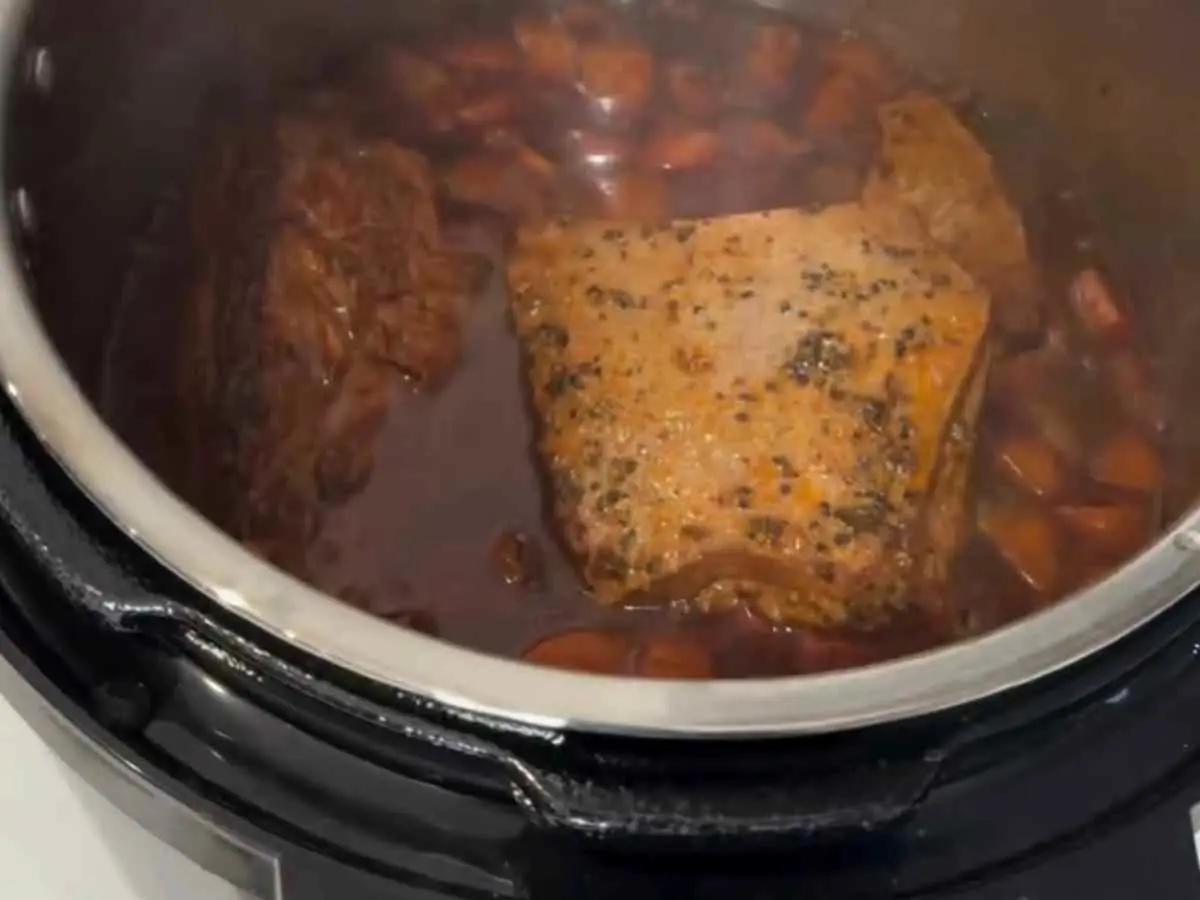 Carne de Panela Desfiada: O segredo do molho aveludado que vai transformar o seu almoço de domingo! Carne de Panela Desfiada com Peito Bovino