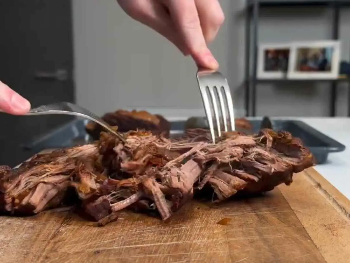 Carne de Panela Desfiada: O segredo do molho aveludado que vai transformar o seu almoço de domingo! Carne de Panela Desfiada com Peito Bovino