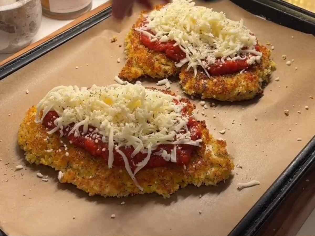 Frango à Parmegiana com Salada Caesar Crocante Frango à Parmegiana antes do forno