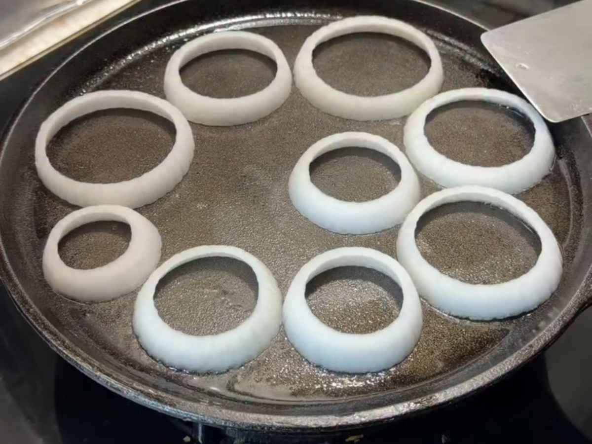 Café da Manhã Especial com menos de 10 reais: Ovos em Anéis de Cebola Anéis de Cebola