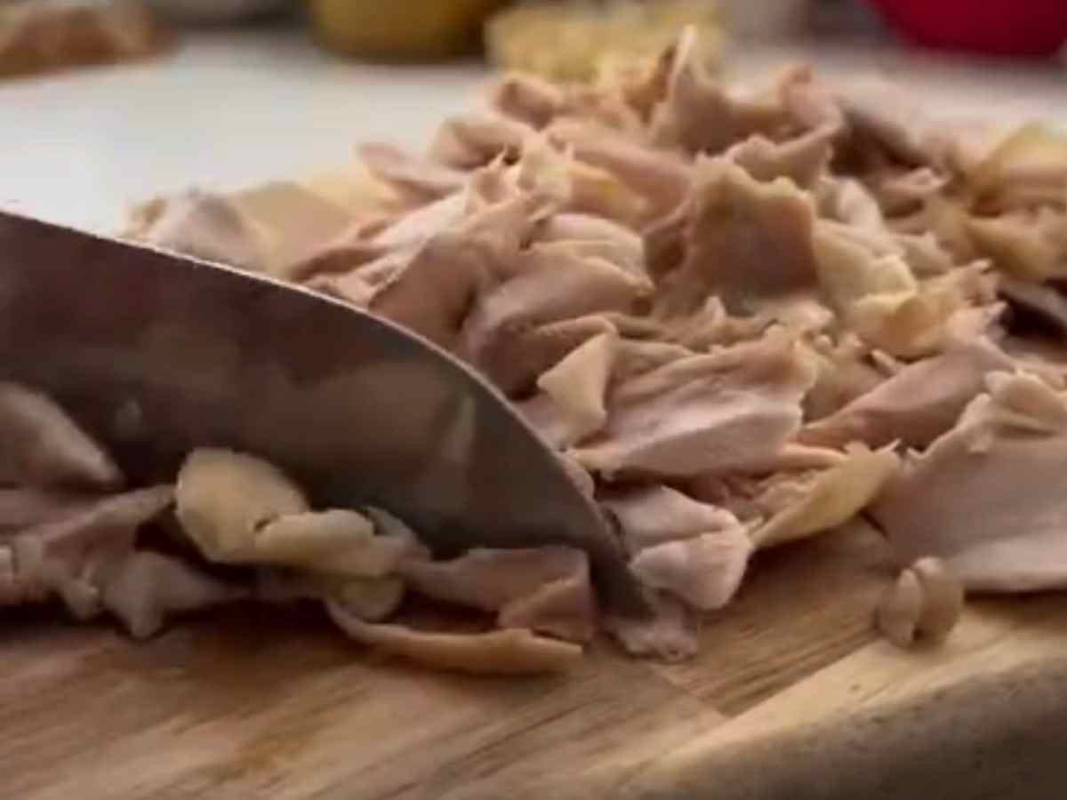 Coxinha de Frango com Queijo: coloque suas coxas na panela e veja o truque do osso que viralizou #116 frango fatiado em uma tábua e uma faca de cozinha