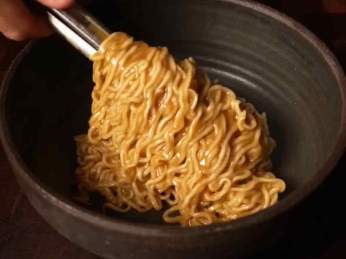 O prato japonês que não é sushi e que virou o novo vício das minhas amigas #135 Passo 2 da Receita de Lamen de Frango - lamen sendo frito em uma panela funda