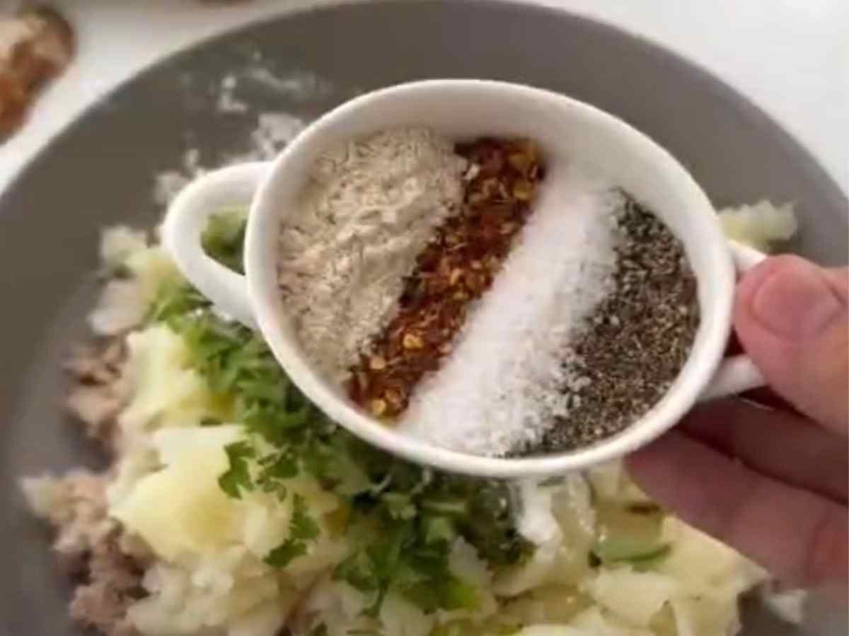 Coxinha de Frango com Queijo: coloque suas coxas na panela e veja o truque do osso que viralizou #116 batata e frango em um refratário ao fundo da imagem e temperos secos variados