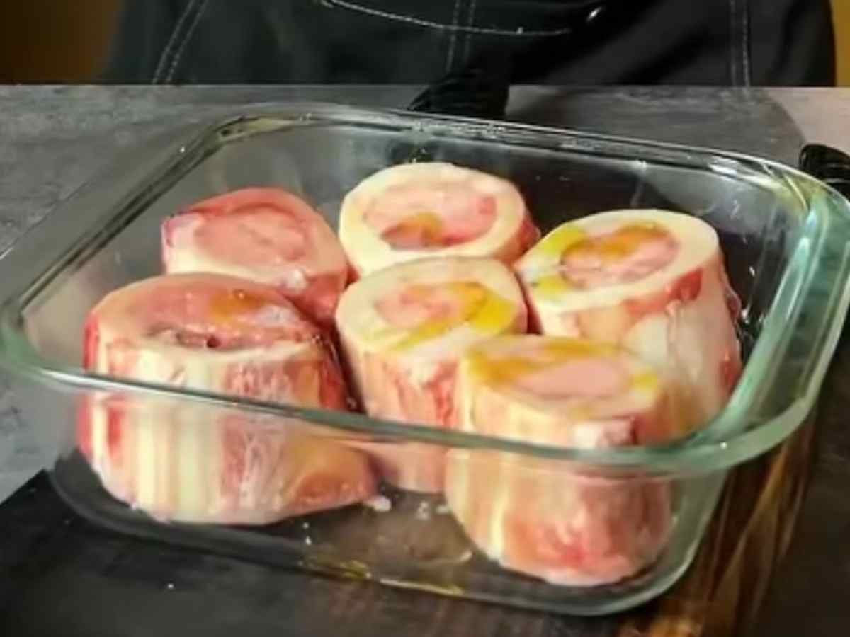 A "Manteiga de Pobre" que é puro colágeno: A entradinha de centavos que virou luxo na minha mesa #158 Passo 1 da Receita de Tutano Assado – Ossos de boi temperados entrando no forno quente.
